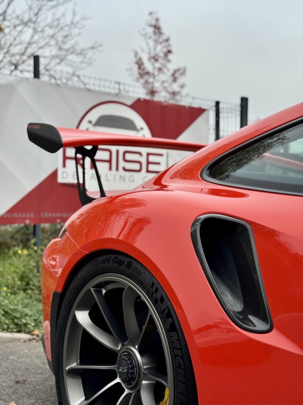 Remise à neuf pour une Porsche GT3 RS : polissage complet dans notre centre de detailing de Viry détails 