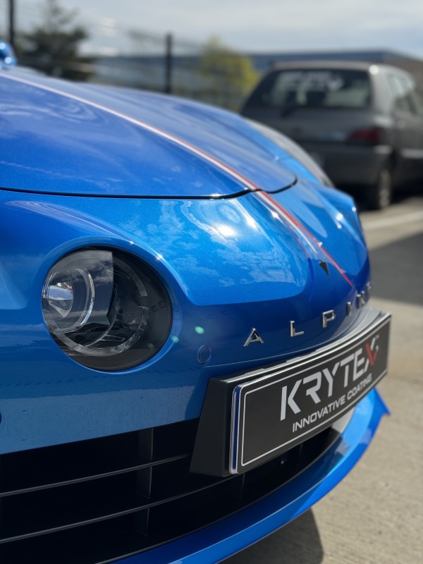 Pose de film PPF pour notre client tout nouveau propriétaire de cette Alpine A110 GT close up face avant