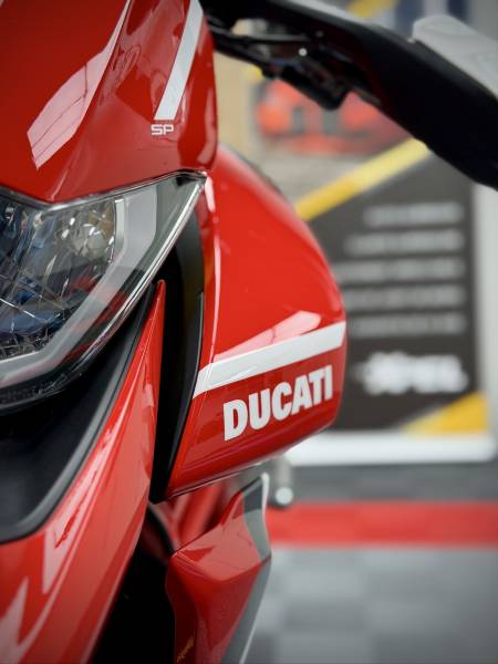 Protéger sa moto avec un film PPF XPEL : la solution idéale contre les impacts et micro-rayures à Viry en Haute-Savoie à proximité de Genève