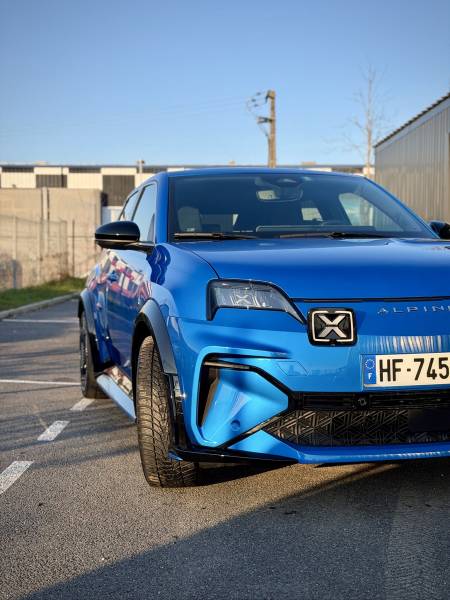 Polissage Alpine A290 bleu à Viry à proximité de Genève. Detailing haut de gamme, centre certifié XPEL