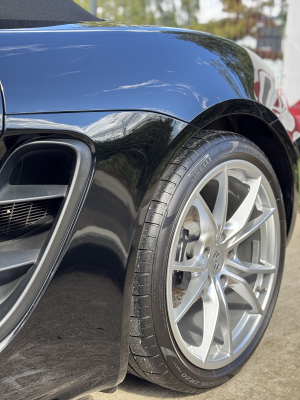 Traitement céramique monocouche Krytex pour cette magnifique Porsche 718 Boxster, dans notre centre de detailing à Viry arrière