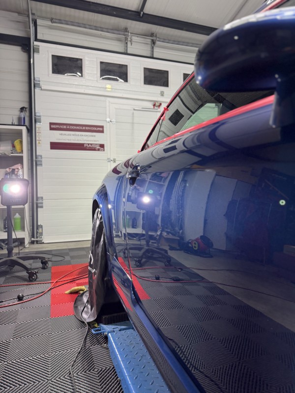 Polissage sur une Audi TT dans notre centre de detailing de Viry entre Annecy et Genève
