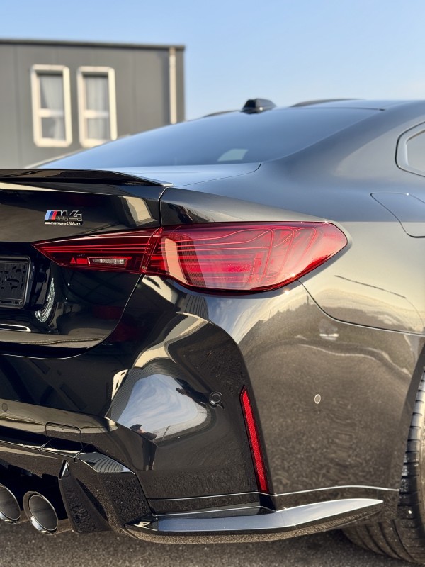 On vous dit toute la vérité : Comment laver sa voiture sans micro-rayures (vraiment) ? Découvrez les méthodes des pros en Haute-Savoie, entre Annecy et Genève