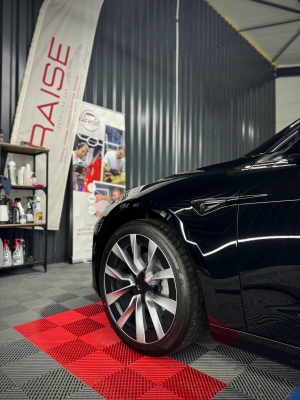 Tesla model 3 highland pose de traitement céramique à Viry proche d'Annecy