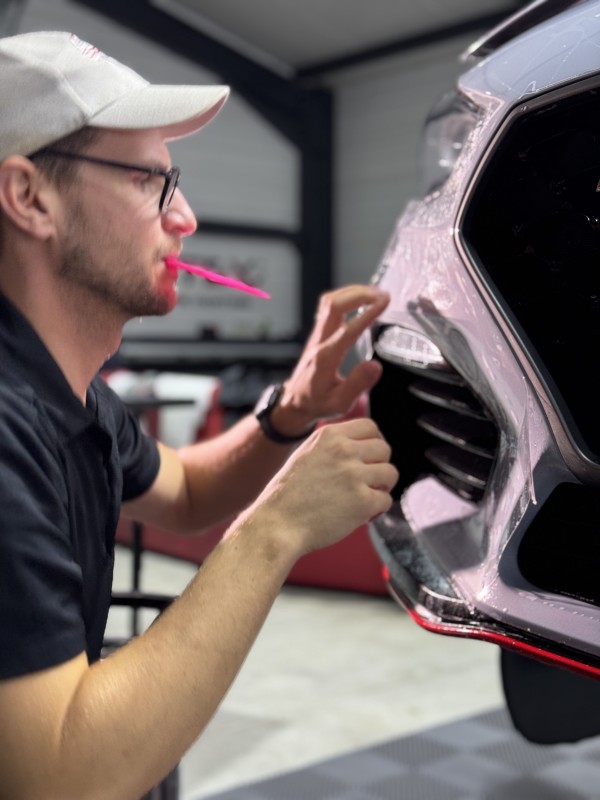 Une pose complète de PPF xpel pour une i30N Hyundai dans notre centre de detailing de Viry détails