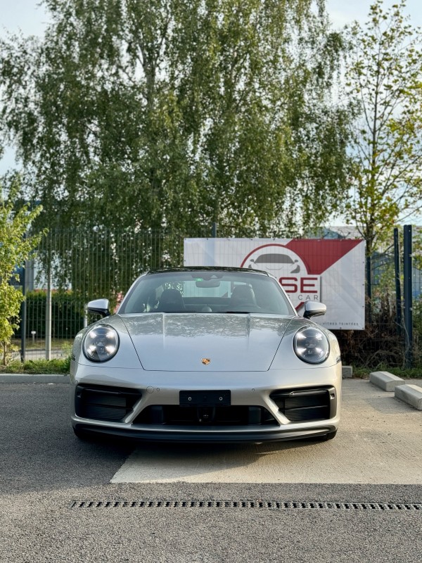 Pose de PPF XPEL sur une magnifique Porsche 911 Carrera 4 GTS dans notre centre de detailing à Viry