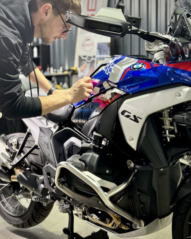 Pose de film PPF sur une moto BMW R1300 GS pour notre client d'Annecy techniques professionnelles