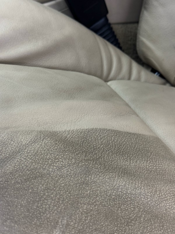 Je suis propriétaire d'une BMW 330, et j'ai des sièges en cuir, comment puis-je les entretenir et les protéger à proximité de Genève ?