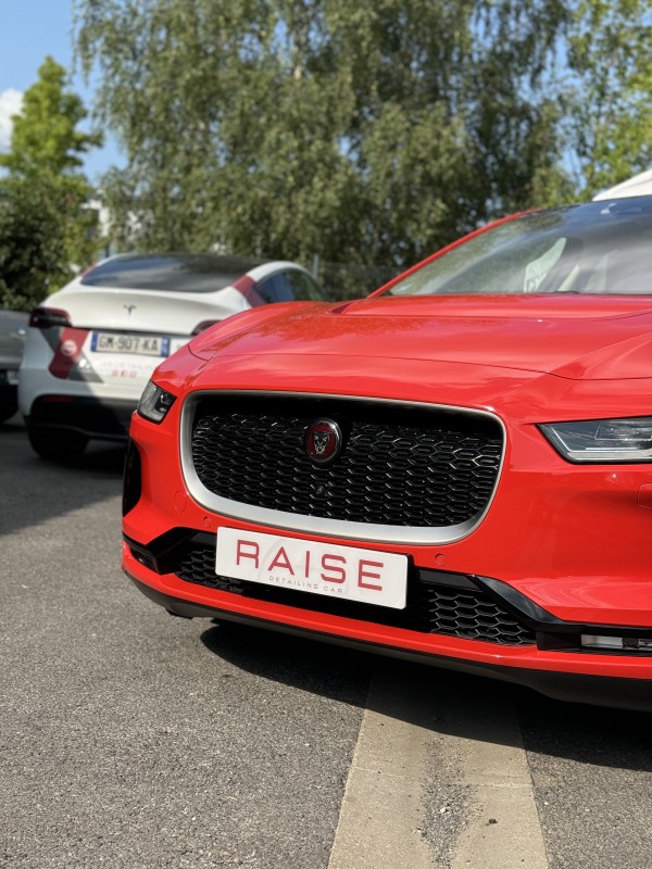 Service de polissage suivi d'un traitement céramique monocouche pour une Jaguar E-Pace dans notre centre de detailing de Viry, à proximité de Genève