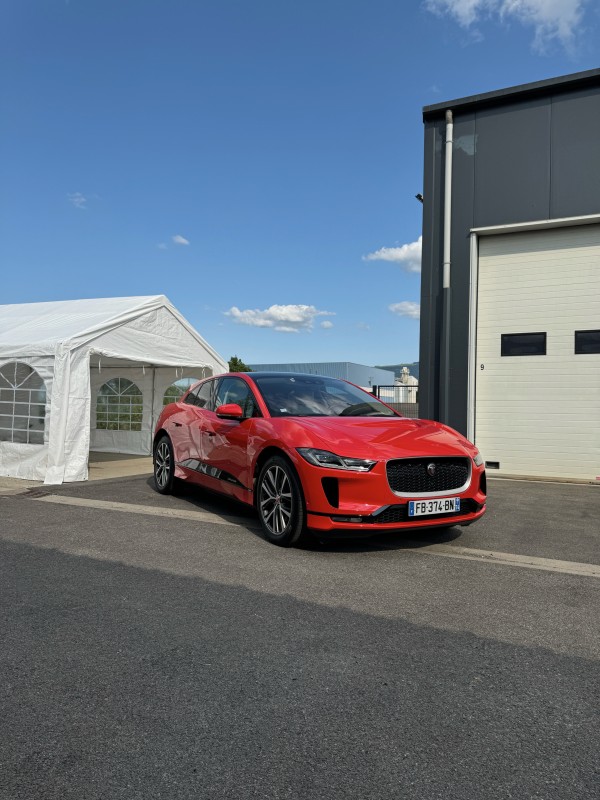 Service de polissage suivi d'un traitement céramique monocouche pour une Jaguar E-Pace dans notre centre de detailing de Viry, à proximité de Genève