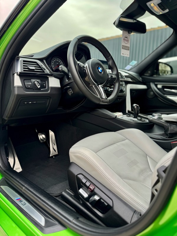 Nettoyage intérieur d'une BMW M3 compétition avec un nettoyage approfondi du siège en cuir