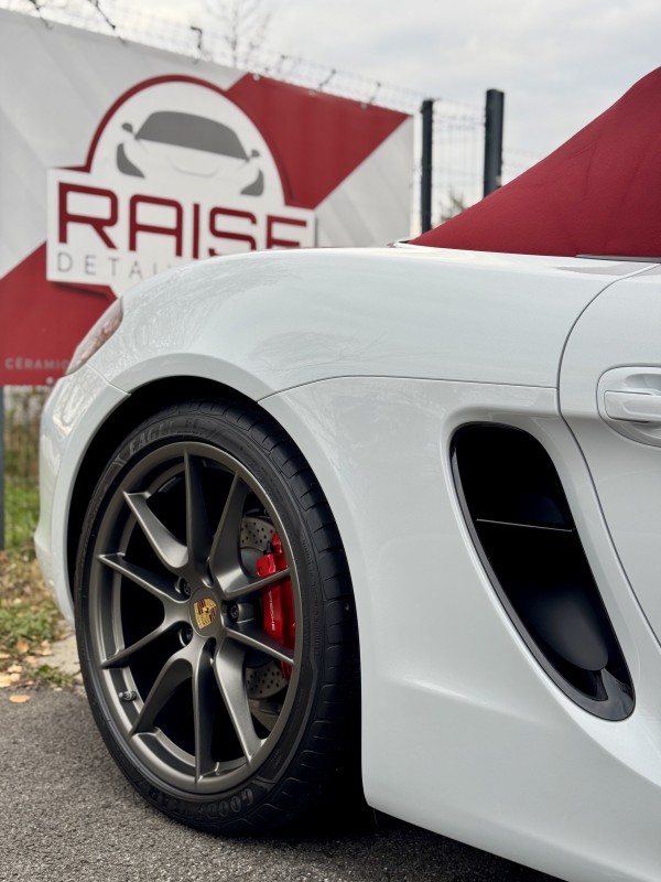 Pose de PPF XPEL complet pour cette magnifique Porsche Boxster GTS blanche dans notre centre de detailing à Viry extérieur