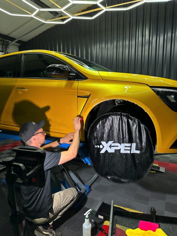 Pose de films de protection PPF xpel sur la face avant et les bas de caisse, ainsi qu'un traitement céramique complet sur une Megan RS Trophy en cours 