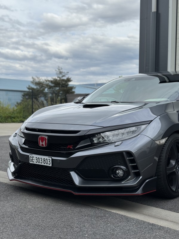 Nettoyage intérieur d'une Honda Type R avec des sièges en microfibre de côté