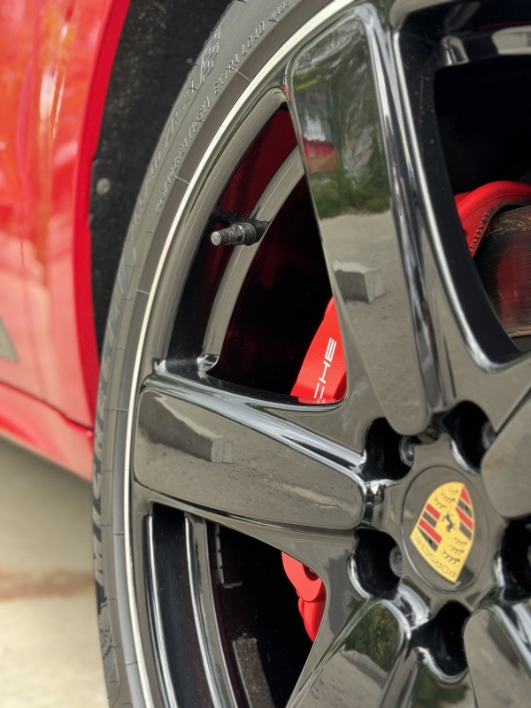 Service complet pour cette Porsche Macan GTS rouge carmin : polissage, traitement céramique mono couche et traitement céramique des jantes krytex