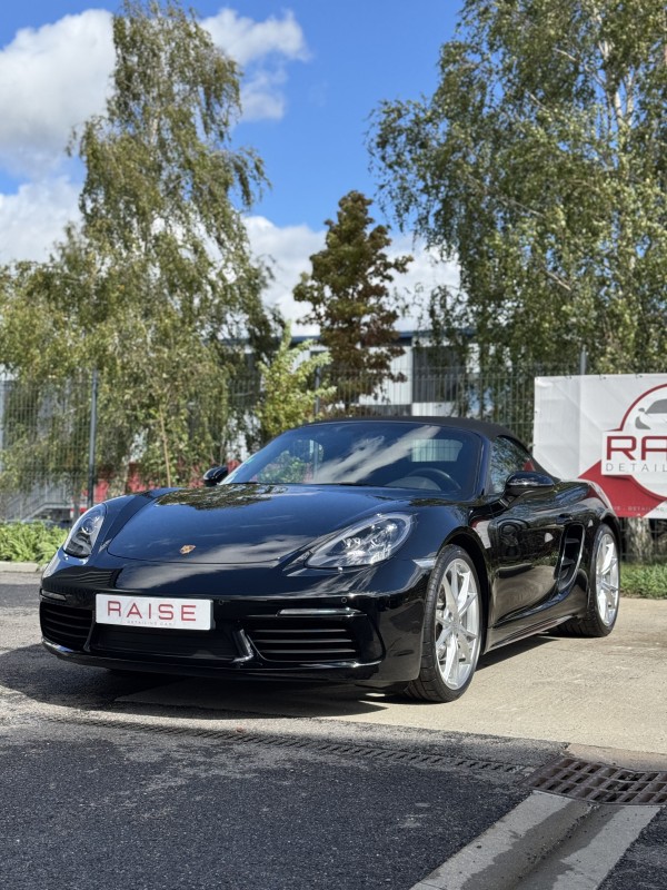 Traitement céramique monocouche Krytex pour cette magnifique Porsche 718 Boxster, dans notre centre de detailing à Viry