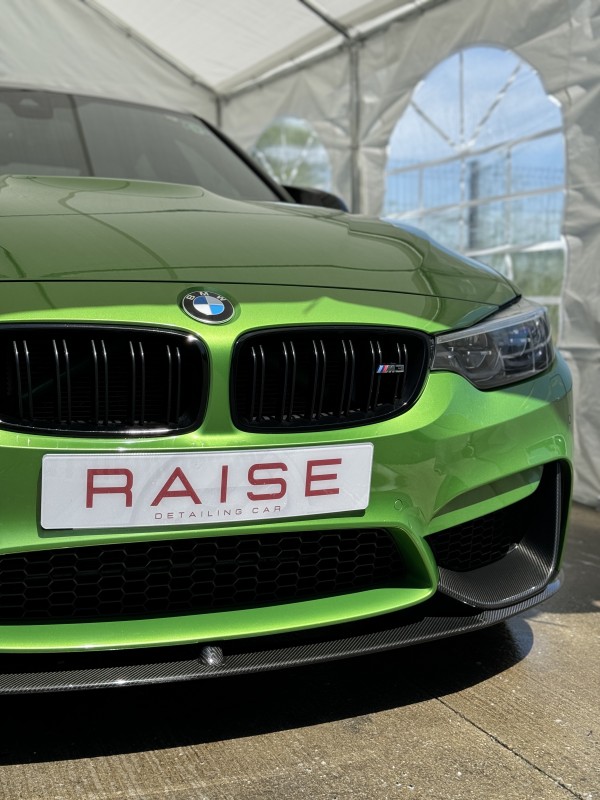 Lustrage d'une BMW M3 Compétition dans notre centre de detailing de Viry, à proximité de Genève