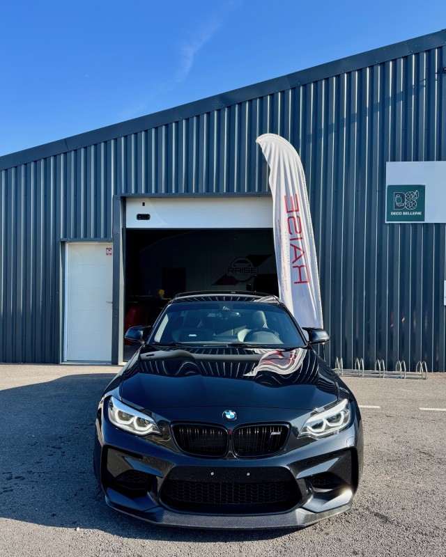 Véhicule noir ? Vous avez besoin d'un bon polissage ! Rdv dans notre centre de detailing à Viry en Haute-Savoie