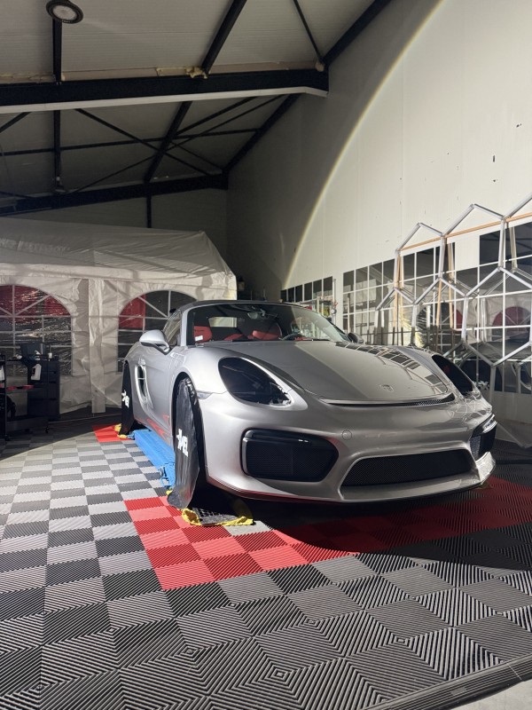 Pourquoi faire poser un PPF Xpel sur ma Porsche ? Découvrez ici la pose d'un PPF sur une Porsche Spyder 981 à Viry, entre Annecy et Genève