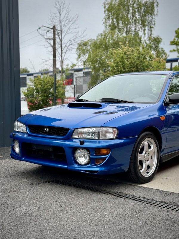 Service de polissage sur une SUBARU Impreza GT dans notre centre de detailing à Viry, Haute-Savoie