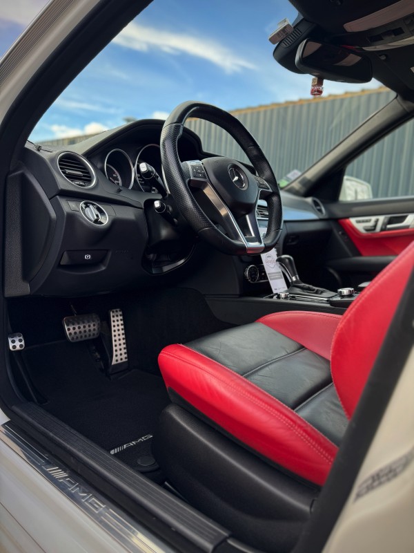 Nettoyage intérieur et extérieur sur une Mercedes C63 AMG à Viry