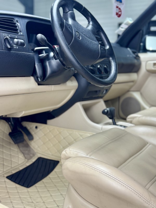 Rénovation complète de la carrosserie sur une Volkswagen ancienne – Polissage intensif à Viry, entre Genève et Annecy