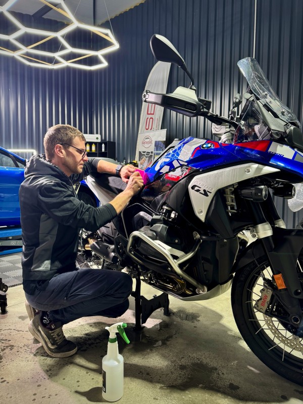 Pose de film PPF sur une moto BMW R1300 GS pour notre client d'Annecy en cours de pose